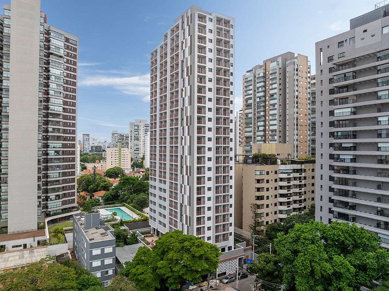 Estúdio contemporâneo com varanda, metrô próximo